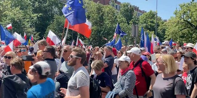 Polonya'da halk, "son yılların en büyük siyasi protestosu" için bir araya geldi