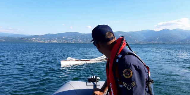 Mahsur kalan yelkenlinin imdadına jandarma bot timi yetişti   