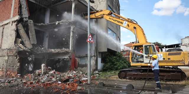 Bağcılar'da kentsel dönüşüm kapsamında 33 yıllık bina yıkıldı