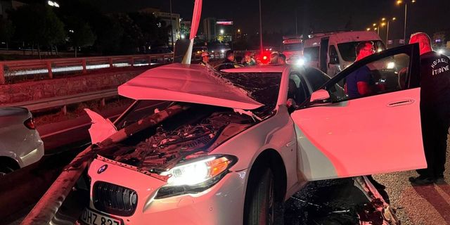 Kocaeli'de bariyerlere çarpan otomobildeki 3 kişi yaralandı