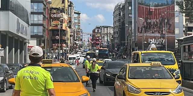 Kadıköy'de dron destekli "yaya geçidi" denetimi yapıldı