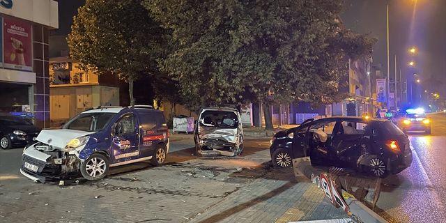 Park halindeki araçlara ve direğe çarpan otomobilin sürücüsü yaralandı