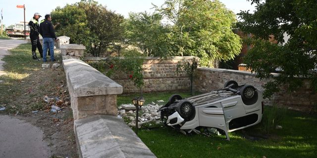 Edirne'de düzensiz göçmenleri taşıyan panelvan, polisten kaçarken cami bahçesine düştü