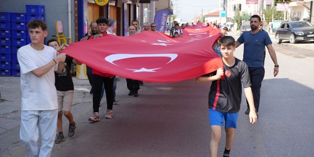 Karapürçek'te sporcu ve antrenörler, 100 metrelik Türk bayrağıyla yürüyüş yaptı