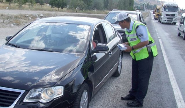 Kartal'da trafiği tehlikeye düşüren minibüs sürücülerine ceza kesildi