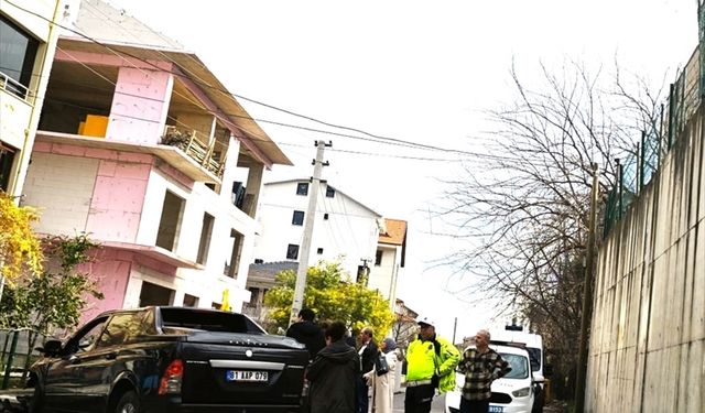 Kocaeli'de korkulukları aşıp alt yola düşen pikaptaki 2 kişi yaralandı