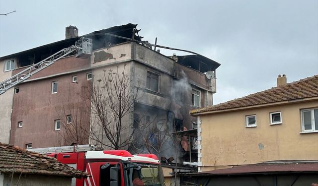 Silivri'de 3 katlı binada çıkan yangın söndürüldü