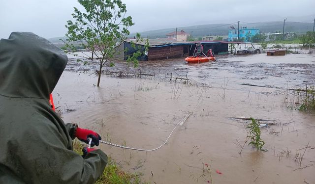 Biga'da sağanak nedeniyle cadde ve sokaklarda su birikintileri oluştu