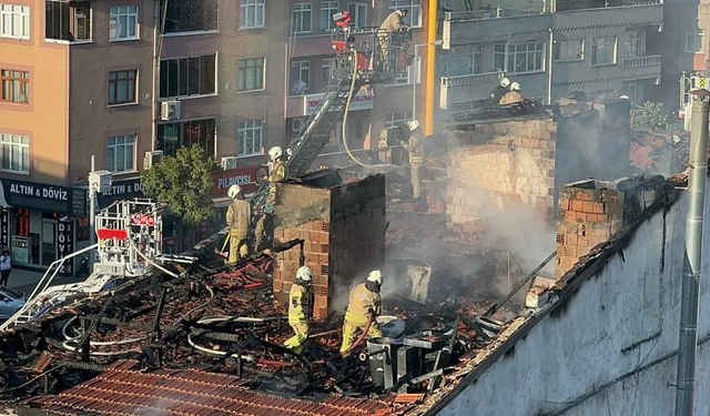 3 katlı binanın çatısında çıkan yangın söndürüldü
