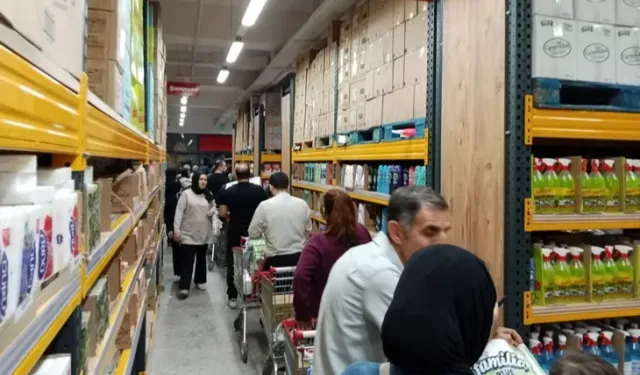 Yeni açılan zincir market izdihama neden oldu