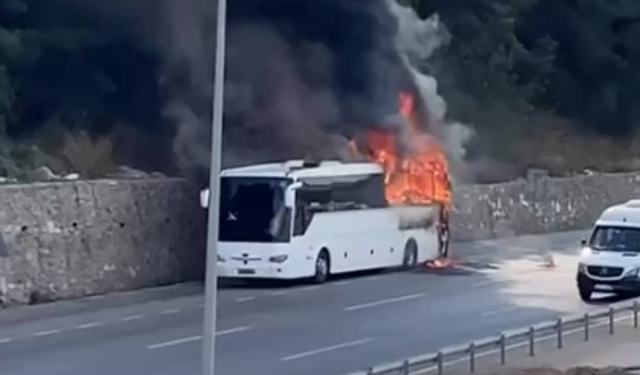 Yolcu otobüsü seyir halinde yandı