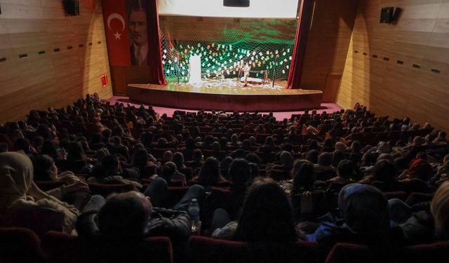 “Sonsuzluğun Tedirginliği” Tiyatro Oyunu Büyüledi