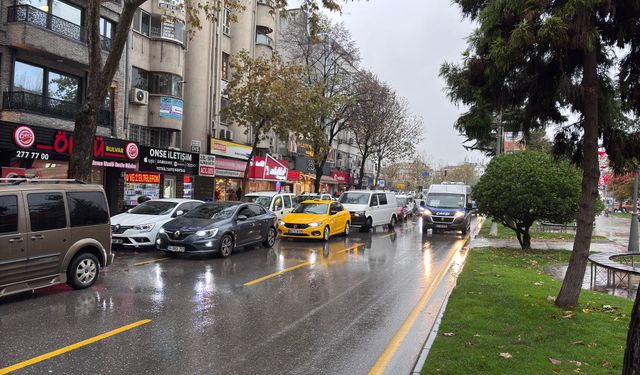 Atatürk Bulvarı'nda Trafik Kaosu Devam Ediyor