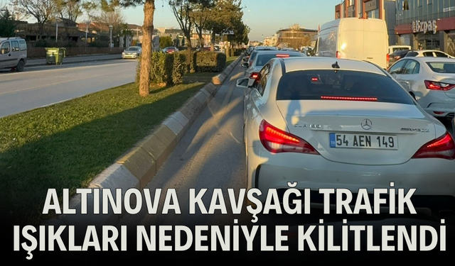 Altınova Kavşağı Trafik Işıkları Nedeniyle Kilitlendi