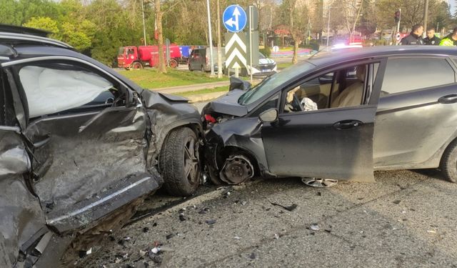 Orhangazi'de trafik kazasında iki otomobilin sürücüleri yaralandı