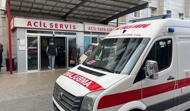 Yol kenarındaki demirin İETT otobüsüne saplanması sonucu kadın yolcu yaralandı