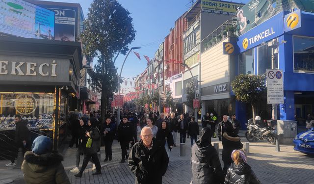 Sakarya’da Güneşli Hava Sokakları Doldurdu