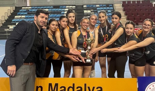 Serdivan Anadolu Lisesi Şampiyonluk Kupasını Kazandı