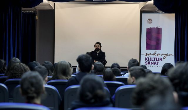 Yazar Kaan Murat Yanık Sakarya’da Gençlerle Buluştu: “Roman, Duygusal ve Sosyal Labirente Ayna Tutar”