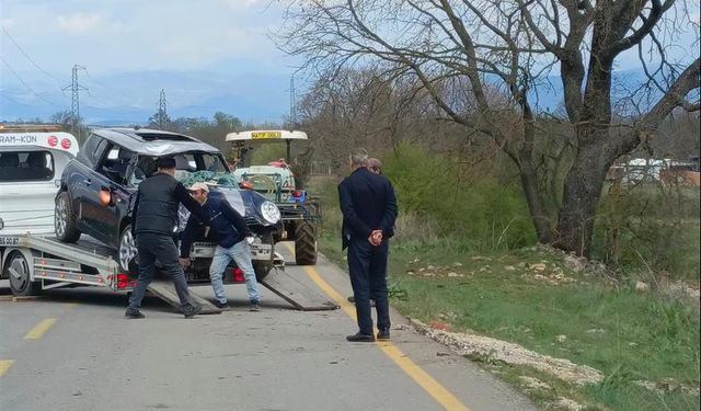 Bilecik'te şarampole devrilen otomobildeki 2 kişi yaralandı