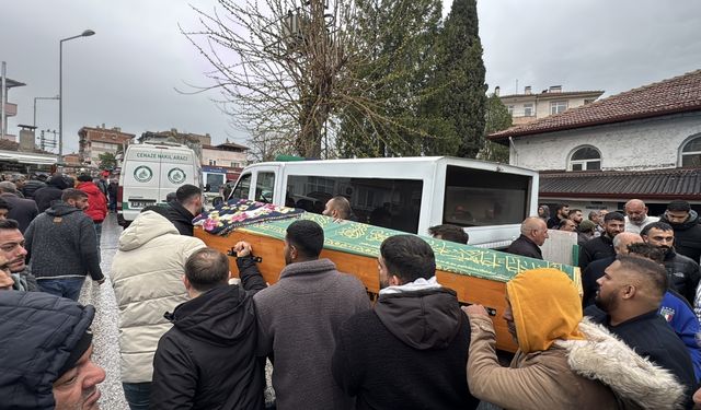 Bıçakla öld*rülen 15 yaşındaki kızın cenazesi toprağa verildi