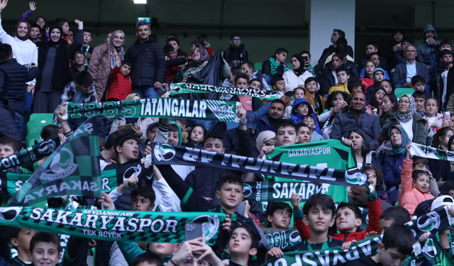 Sakaryaspor taraftarı galibiyete ortak oldu
