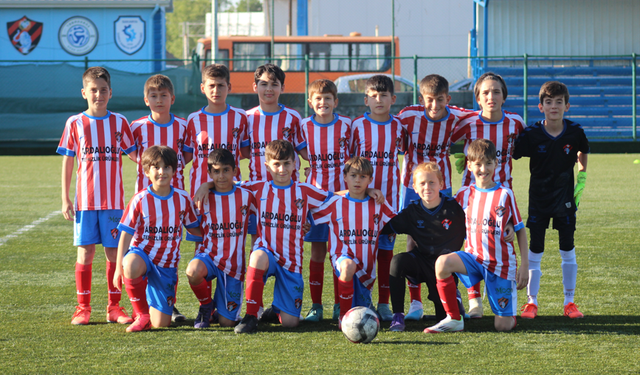 U11 D Grubu liderlik maçında Erenler54 FK farklı kazandı