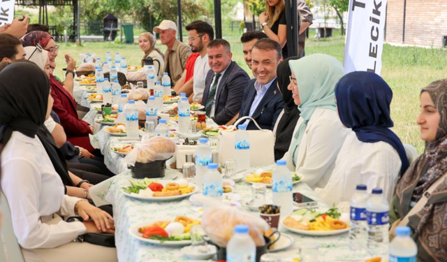 Bilecik Valisi Sözer, Bayramda Öğrencilerle Kahvaltıda Buluştu