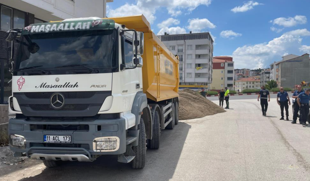 Fazla yük şüphesiyle durdurulan kamyon yükünü boşalttı