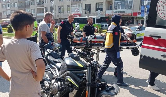 Otomobil ile Çarpışan Motosiklet Sürücüsü Yaralandı