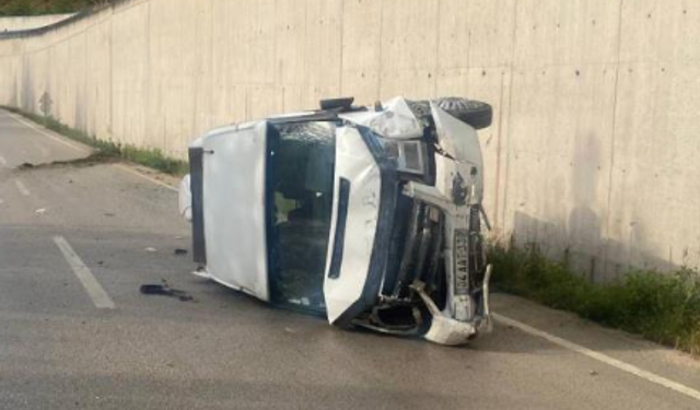 Minibüsün devrilmesi sorucu 10 kişi yaralandı