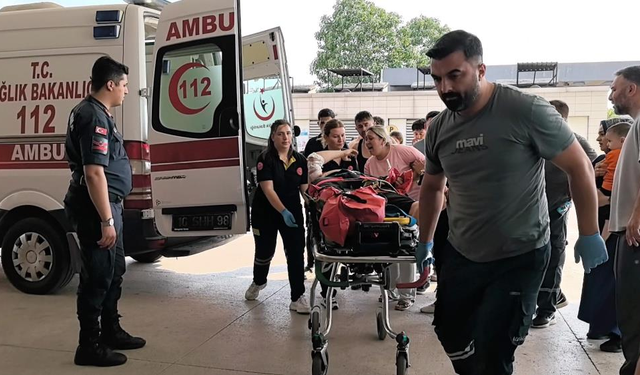 İnegöl’de Otomobille Çarpışan Motosikletteki 2 Genç Ağır Yaralandı