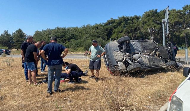 Çanakkale'de otomobil motosiklete çarpıp takla attı, 3 kişi yaralandı