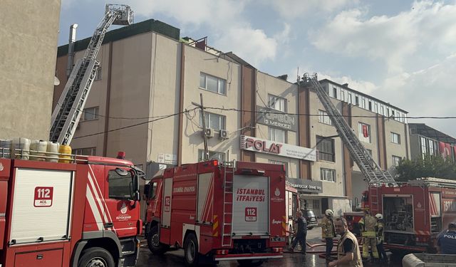 Bağcılar'da tekstil atölyesinin çatısında çıkan yangın söndürüldü