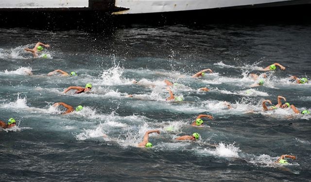 2800 Sporcu 6,5 Kilometrelik Parkurda Kulaç Attı