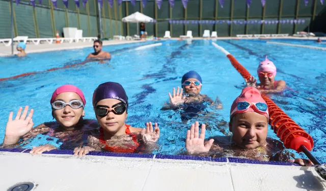 Bursa Yaz Spor Okulları’nda Yüzme Kursu Miniklere Sertifika Sevinci Yaşattı