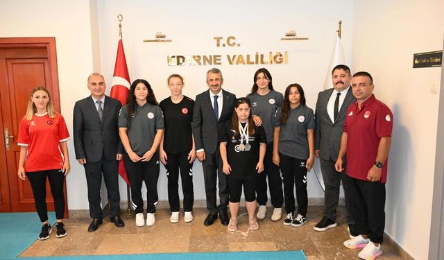 Edirne Valisi Sezer başarı kazanan milli sporcuları kabul etti