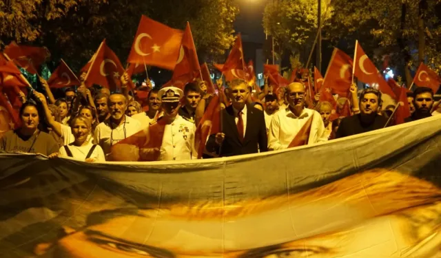 Gölcük’te 30 Ağustos Zafer Bayramı Fener Alayıyla Kutlandı