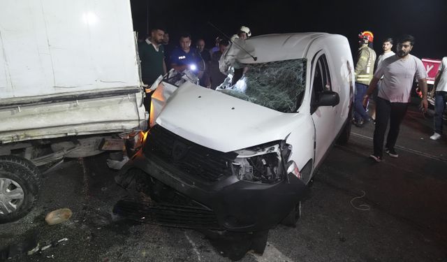 İstanbul'da hafif ticari aracın kamyonete çarptığı kazada 3 kişi yaralandı