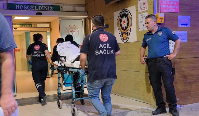 Kavgayı ayırmaya çalışan güvenlik görevlisi bıçakla yaralandı