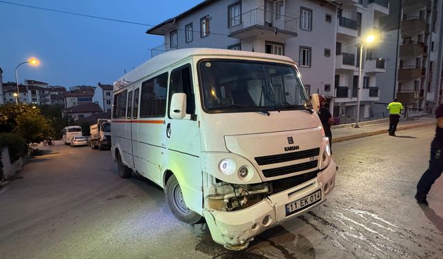 Minibüs ile otomobilin çarpıştığı kazada kaldırımdaki yaya yaralandı