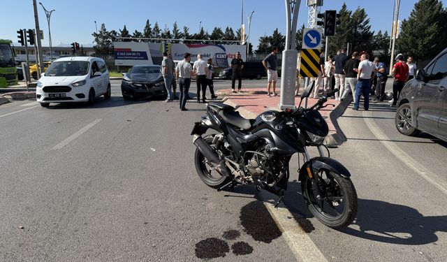 Otomobille çarpışan motosikletin sürücüsü yaralandı