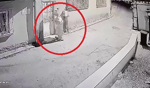Palyaço kıyafetli genç çocukları korkuttu