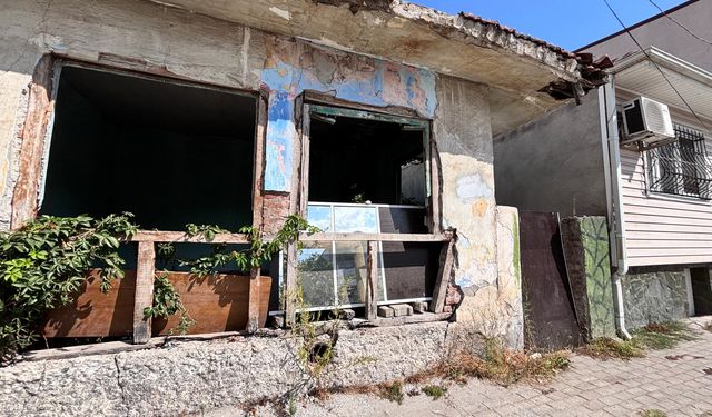 Adapazarı 1525. Sokak’taki Metruk Ev Vatandaşları Tedirgin Ediyor