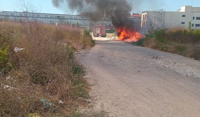 Boş arazide çöp yaktılar!