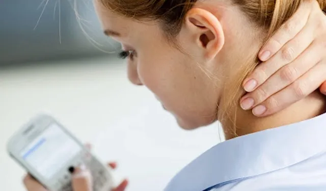 Telefon ve Tablet Kullanımına Dikkat! Uzmanlar “Text Neck” Uyarısı Yaptı