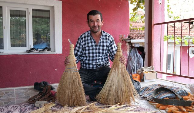 30 yıldır süpürgecilikle geçimini sağlıyor