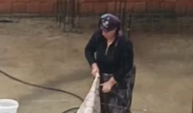 Bursa’da yağmurlu havada çatıda halı yıkadı, görenler şaşkınlık yaşadı