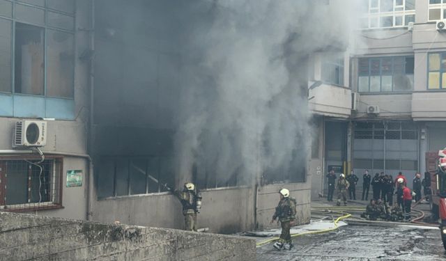 Bayrampaşa'da iş merkezinin bodrumunda çıkan yangın söndürüldü