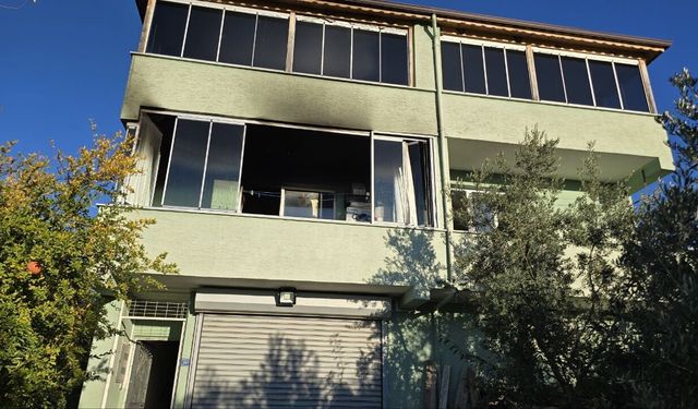 Bursa'da ev yangınında dumandan etkilenen yaşlı çift hastaneye kaldırıldı